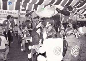 Moment-Aufnahme einer Bierzelt-Stimmung in der Europahalle im Jahre 1980. Der Fussball-Fanklub "Blue Army" feiert einen Sieg des SK VÖEST Linz. Foto: oepb 
