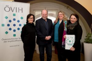 V.l: Urusla Köller, Herwig Kollaritsch, Birgit Weinberger, sowie Renee Gallo-Daniel. Foto: Österreichischer Verband der Impfstoffhersteller/APA-Fotoservice/Hörmandinger