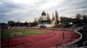 Es ist überliefert, dass Helmut Schön als kaum 6jähriger am 5. Mai 1921 einer von 20.000 Zuschauern war, die das Länderspiel Deutschland gegen Österreich im Heinz Steyer-Stadion zu Dresden mitverfolgten. Der mitreißende Kampf, der letzten Endes mit einem 3 : 3 absolut gerecht geendet hatte, sollte den Fußball-Virus im Knirps Helmut Schön für alle Zeit geweckt haben. Das Heinz Steyer-Stadion, Spielstätte des Dresdner SC, am 6. Dezember 2003. Foto: oepb 