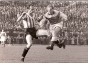 Max Merkel (links; RAPID) gegen Ernst Stojaspal (AUSTRIA) im Rahmen eines Wiener Derbys am 30. April 1950. Sammlung: oepb