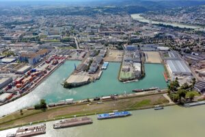 Um die steigende Nachfrage nach Bauland - beispielsweise im Hafen - zu stillen, wurden die nicht mehr notwendigen Wasserflächen in den Hafenbecken zum Teil bereits verlandet. Foto: Stadt Linz/Pertlwieser