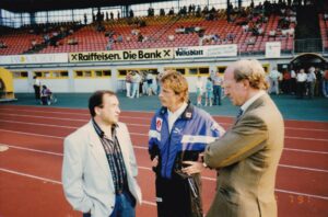 Kenner der Deutschen Bundesliga unter sich. Von links: Alexander Mandziara, unter anderem für Rot-Weiss Essen und SV Darmstadt 98 tätig, sowie die VfB Stuttgart Herren Christoph Daum (Trainer) und Dieter Hoeneß (Manager). Foto: oepb