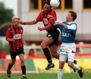 Markus Scharrer (LASK, links) im Zweikampf gegen Didier Frenay (FC Linz) Aus FC Linz gg. LASK, 3 : 0, 31. Mai 1997. Foto: RUBRA