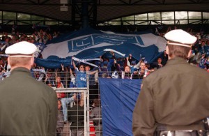 Die zwar aufgebrachten, aber gesitteten blau-weißen FC Linz-Fans trugen ihr Team ehrenvoll zu Grabe. Es gab von Seiten der Exekutive nach Spielschluss des 74. und letzten Linzer Stadt-Derbys am 31. Mai 1997 absolut keine Beanstandungen zu vermelden. Foto: RUBRA