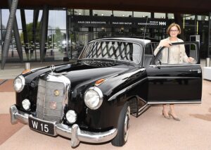 Landeshauptfrau Johanna Mikl-Leitner mit dem ehemaligen Dienstauto des damaligen Außenministers Leopold Figl. Foto: NLK Filzwieser