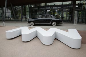 Der Mercedes 220S, der sogenannte "Große Ponton", parkt vor dem Museum Niederösterreich zu St. Pölten ein. Foto: NÖ Museum 