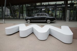 Der Mercedes 220S, der sogenannte "Große Ponton", parkt vor dem Museum Niederösterreich zu St. Pölten ein. Foto: NÖ Museum
