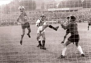 So fing alles an. Am 30. August 1969 "erlegte" der Platzhirsch LASK den Emporkömmling SK VÖEST beim 1. Linzer Stadtderby mit 5 : 0 (Pausenstand 0 : 0). Von links: Dr. Titus Bubernik köpft zum 4 : 0 ein, verdeckt Ferdinand Milanovich, Jürgen "Joe" Kreuzer, sowie Helmut Kitzmüller. Foto: Erwin H. Aglas/oepb