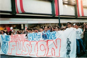 1.000 Fußball-Fans fanden sich am 20. Juni 1995 um 18.30 Uhr beim Linzer Schillerpark ein, um anhand einer angemeldeten Demonstration gegen die Fusion über die Linzer Landstraße gen Hauptplatz zu ziehen. Foto: oepb