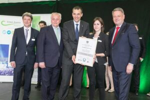 Gruppenbild mit Dame - von links: SC Samo Kobenter (Vertretung von Bundesminister Hans Peter Doskozil), BSO (Österreichische Bundessportorganisation)-Präsident Rudolf Hundstorfer, FAK-AG-Vorstand Markus Kraetschmer, sowie Bundesminister Andrä Rupprechter. Foto: BMLFUW/Robert Strasser 