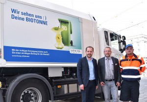 Vizebürgermeister Mag. Bernhard Baier (links) und DI Erich Ehrentraut (Bildmitte) informieren über die neue Bio-Abfall-Kampagne der LINZ SERVICE GmbH. Foto: Stadt Linz