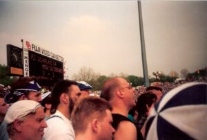 Die Schalker-Norkurve des Gelsenkirchener Parkstadions setzt zu den lautstarken "Yyyyyyyvvvvves"-Rufen an. Foto: oepb/1994