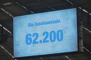 Jene 62.000 Zuschauer, die zum Leichenschmaus am 30. Mai 2017 gegen Jahn Regensburg (Relegations-Rückspiel, 0 : 2) in die Allianz-Arena gekommen waren, wird man so schnell zwar nicht mehr wieder verbuchen können, dennoch halten die Löwen-Fans ihrem Team auch in Liga 4 die Treue. Foto: oepb