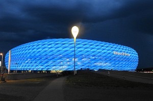 Während der FC Bayern München anhand des bevorstehenden Auszuges des "Untermierters" 1860 nun über die Installierung von roten Sitzschalen nachdenkt, erstrahlte die Allianz-Arena am 30. Mai 2017 - vermutlich zum letzten Mal - in Königsblau. Foto: oepb