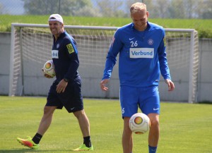 Athletiktrainer Nikola Vidovic (links) bat seine Schäfchen, im Bild Raphael Holzhauser, heute Vormittag zu den ersten Leistungstests. Foto: FAK