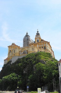 Die Brücke einerseits und das Stift Melk andererseits. Ein Duett, das bereits seit über 80 Jahren Bestand hat. Foto: oepb