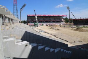 Der Um- bzw. Neubau der Generali-Arena NEU ist voll im Zeitplan. Blick von der Ecke Nord/West in Richtung Osttribüne. Foto: FAK 