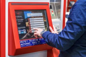 Über 1.000 Ticketautomaten - beginnend von Vorarlberg bis ins Burgenland - werden bis zum Jahresende 2017 schrittweise umgestellt. Foto: ÖBB / Max Wegscheider
