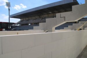 Und hier ein vorläufiger Blick von der Nord-Tribüne auf die bereits aufgestockte West-Tribüne. Foto: FAK