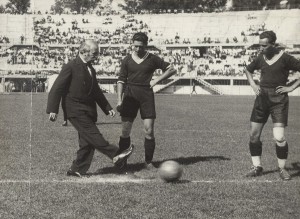 Gesundheitsstadtrat Julius Tandler bei der Eröffnung des Wiener Stadions (heutiges Ernst-Happel-Stadion), Foto von Lothar Rübelt, 1931. Foto: Österreichische Nationalbibliothek