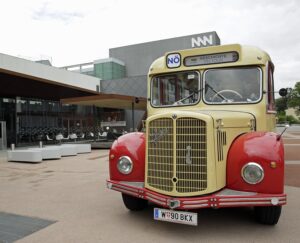 Der Omnibus Saurer vor Museum Niederösterreich. Foto: Museum Niederösterreich