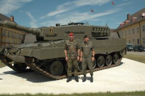 Brigadegeneral Jörg See (links), sowie der Oberst des Generalstabsdienstes Stefan Fuchs. Foto: BMLVS/ 4.PzGrenBrig