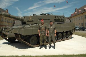 Brigadegeneral Jörg See (links), sowie der Oberst des Generalstabsdienstes Stefan Fuchs. Foto: BMLVS/ 4.PzGrenBrig 