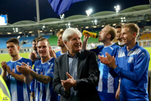 Der scheidende Präsident im Kreise seiner Spieler. Es war einmal, und es war einmal schön. Foto: Johann Schornsteiner