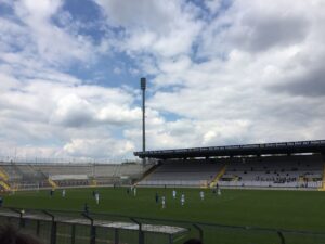 Über 500 Zuschauer im Schnitt hatte der TSV 1860 München bei seiner zweiten Mannschaft im abgelaufenen Jahr 2016/17. Nun wird das Stadion merklich voller werden. Am 21. Juli 2017 um 18.60 Uhr geht´s los. Foto: oepb