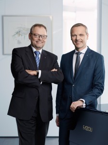 Während 2016 verhalten verlief, sind die positive Stimmung der Wirtschaft und die getätigten privaten Investitionen im Versicherungsgeschäft deutlich spürbar, freuen sich Generaldirektor Dr. Josef Stockinger (links), sowie sein Stellvertreter Mag. Othmar Nagl. Foto: OÖ-Versicherung