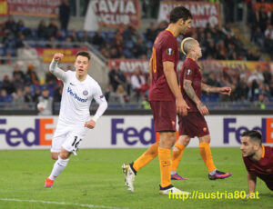 Anschlusstor zum 2 : 3 in der Ewigen Stadt. Der damals 19-jährige Jung-Spund Dominik Prokop (links) lässt die stolzer Römer Federico Fazio, Radja Nainggolan, sowie Kostas Manolas alt aussehen. Aus AS Rom gg. FK Austria Wien (3 : 3) vom 20. Oktober 2016. Foto: Fritz Duras 