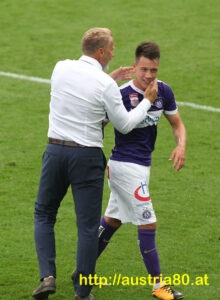 Dominik Prokop (rechts) kam in Minute 58 und scorte 15 Minuten später das so wichtige 1 : 2. FAK-Fußball-Lehrer Thorsten Fink mit einem seiner besten Schüler. Aus SC RAPID Wien gg. FK Austria Wien (2 : 2) vom 6. August 2017. Foto: Fritz Duras