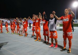 Die Austrianer bejubeln vor ihren zahlreich mitgereisten Anhängern das 2 : 1 in Osijek. Foto: FK Austria Wien