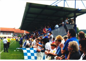 Wenn Blau-Weiß antanzte, platzten sämtliche Plätze aus den Nähten. Hier in St. Florian bei Linz im Juni 2000. Foto: Johann Schornsteiner