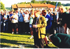 Der heutige ÖFB-Präsident Leo Windtner war damals, im Juni 2000, auch Präsident von Union St. Florian. In dieser seiner Eigenschaft und auch als Funktionär beim OÖ-Fußballverband gratulierte der bekennende LASK-Anhänger Blau-Weiß zum "Meister 2000". Foto: Johann Schornsteiner