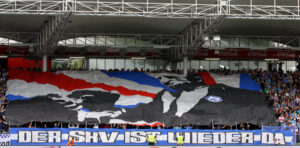 Die Rückkehr in den "bezahlten Fußball". Blau-Weiß spielt wieder auf der Gugl und verbuchte beim ersten Stadt-Derby gegen den LASK im Herbst 2011 über 11.500 Besucher - in der 2. Liga! Foto: Johann Schornsteiner