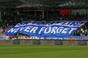 Von Fans geboren, im Herzen verankert: Der Ausspruch SK VÖEST LINZ / NEVER FORGET stammt bereits aus der unrühmlichen FC Linz-Ära und ist heute aktueller denn je. Foto: Johann Schornsteiner