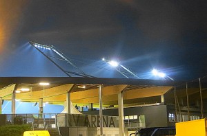 In den späten 1970er und frühen 1980er Jahren hätte die Austria das Europapokalspiel im Weststadion, der Heimstätte von RAPID, ausgetragen. In der Neuzeit wandert man nach St. Pölten aus. Blick auf die abendliche NV-Arena zu St. Pölten. Foto: oepb 