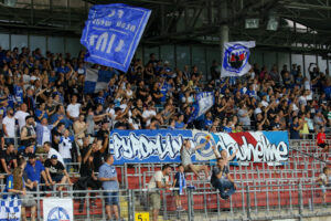 Knapp 1.800 Zuschauer verbuchte der FC Blau Weiß Linz im Juli 2017 zum Saisonauftakt gegen den FC Wacker Innsbruck. Dies ist mehr als nur ausbaufähig. Foto: Johann Schornsteiner 