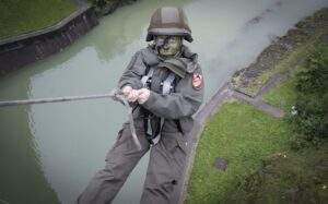 Die besonders wagemutigen Damen seilten sich die Staumauer in Klaus an der Pyhrnbahn / OÖ ab. Foto: Bundesheer/Pusch