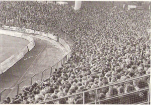 So, wie es hier einmal war, wird es wohl nie wieder sein - Zuschauermassen bei einem Heimspiel des SK VÖEST Linz. Das Linzer Stadion auf der Gugl in den 1970er Jahren. Foto: oepb 