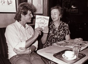Georg Danzer überreicht Frau Josefine Hawelka 1975 in deren durch den Song berühmt gewordenes "Cafe Hawelka" die Single "Jö schau". Foto: Wolfgang Sos