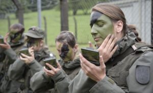 Auch das etwas andere "Make-up" beim Militär will gelernt sein. Foto: Bundesheer/Pusch