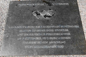 Eine Gedenktafel und ein Gedenkstein (siehe bitte Bild 4) am Olympia-Gelände erinnert an die damaligen Ereignisse. Foto: oepb 