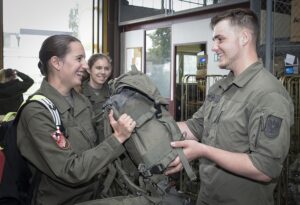 Ausfassen der Utensilien, um gut gerüstet für das Wochenende zu sein. Foto: Bundesheer/Pusch