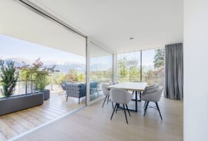 Die Aktion „3. Glas gratis“ gilt auch für Hebeschiebetüren und Sicherheitsverglasungen. Im Bild: Holz/Aluminium-Hebeschiebetür KS 430. Foto: Internorm