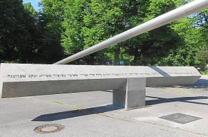 Ein Gedenkstein, sowie eine Gedenktafel (siehe bitte Bild 2) am Olympia-Gelände erinnert an die damaligen Ereignisse. Foto: oepb