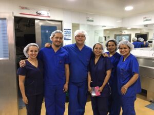 OA Dr. Wilhelm Bauer (Bildmitte), Urologische Abteilung Barmherzige Schwestern Krankenhaus Wien, der das ATOMS Implantat entwickelt hat, mit dem Ärzte- und OP-Pflegeteam der Klinik La Carolina Centro Medico in Bogota, Kolumbien. Foto: KHBS
