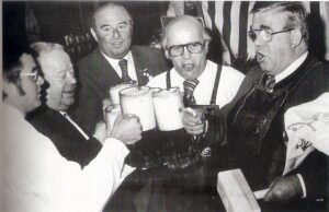 Wirtschaft und Politik im perfekten Zusammenspiel am Urfahraner Markt. V.l.: Festwirt Hans Lothar Hofstetter, HK-Präsident Dr. Franz Schütz, Festwirt Hans Hofstetter, Stadtrat und Marktreferent Oskar Lindlbauer sowie der Linzer Bürgermeister Franz Hillinger, im Volksmund gerne als "Propeller Franzi" ob seiner stets getragenen Fliege bezeichnet. Angestimmt wurde nach dem Festanstich traditionell: "D´rum san ma Landsleut´, linzerische Buama ...". Die Aufnahme stammt von 1976. Foto: Sammlung oepb