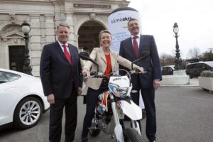 Im Bild von links: Umweltminister Andrä Rupprechter, Karin Munk, Generalsekretärin der Arge2Rad sowie Verkehrsminister Jörg Leichtfried. Foto: Alex Halada 